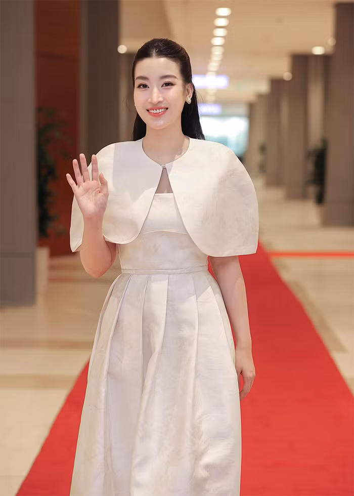 "Nhan sắc mẹ bỉm xuất sắc. Sự xuất hiện của em là món quà đặc biệt cho sinh nhật 30 năm của SHB", Đỗ Quang Vinh, anh trai chồng Đỗ Mỹ Linh nhận xét khi em dâu tham dự một sự kiện mới đây.