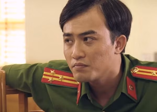 Cũng trong năm 2019, Doãn Quốc Đam còn đảm nhận vai thượng tá Thông, Phó Giám đốc công an thành phố biến chất trong phim "Sinh tử". (Ảnh: Báo giao thông)