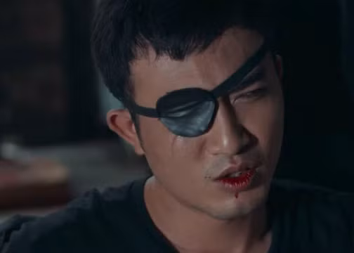 Năm 2020, Doãn Quốc Đam lại được giao vai Cường chột trong "Hồ sơ cá sấu". Lại một lần nữa "tắc kè hoa" của màn ảnh Việt tài tình biến hóa và diễn rất tròn vai, lột tả được độ quái và gai góc của nhân vật. (Ảnh: Dân trí)