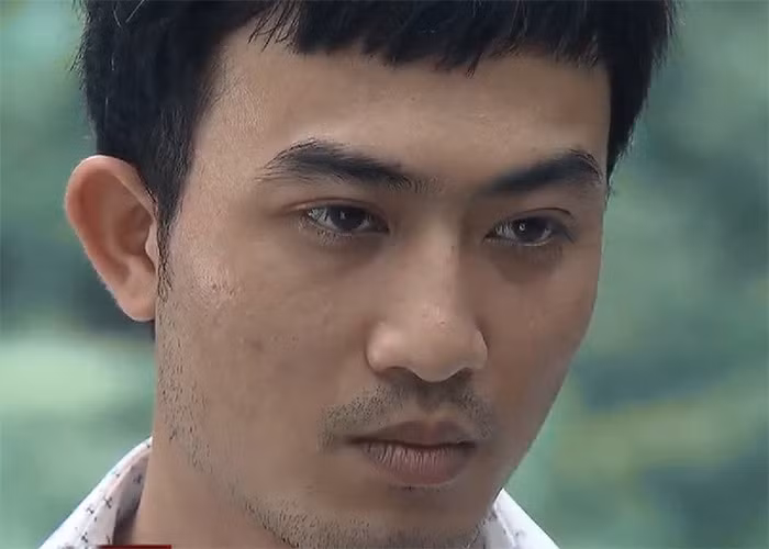 Năm 2017, Doãn Quốc Đam vào vai Trần Tú trong "Người phán xử". Anh chính là diễn viên trẻ gây ấn tượng nhất cho cố NSND Hoàng Dũng - người đóng "ông trùm" trong bộ phim này. (Ảnh: VTV)