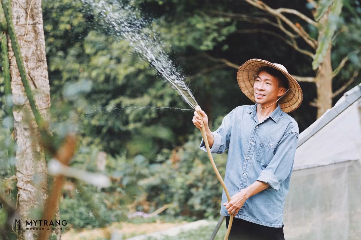 Sau khi Việt Hoàn - Hoa Trần ly hôn, 3 con gái luân phiên ở cùng bố và mẹ.
