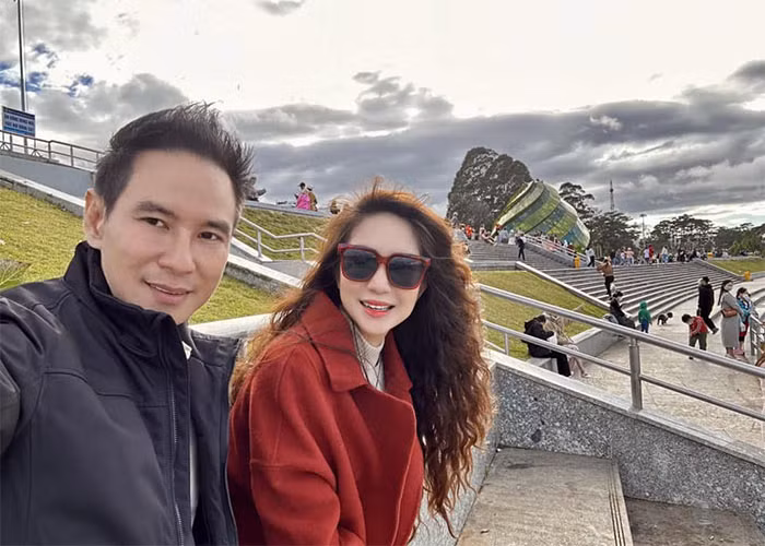 Không cần trang phục cầu kỳ, Minh Hà vẫn tỏa sáng mỗi khi xuất hiện nhờ thần thái và vẻ trẻ trung.