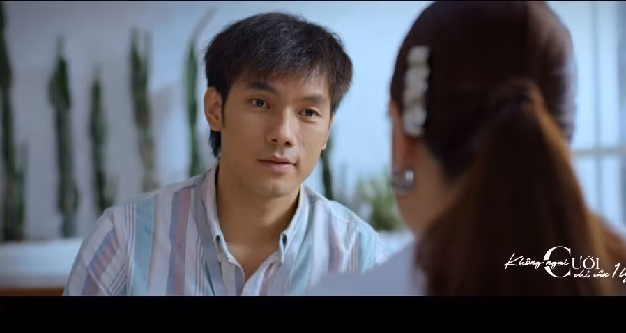  Hoàng Thùy Linh và Nhan Phúc Vinh lần đầu được ghép đôi trong phim mới "Không ngại cưới, chỉ cần một lý do". Trong phim mới, Nhan Phúc Vinh có màn "lột xác" về tạo hình với vai Phong - một chàng trai trẻ lông bông, sự nghiệp chưa thành công. Ảnh cắt clip VTV.