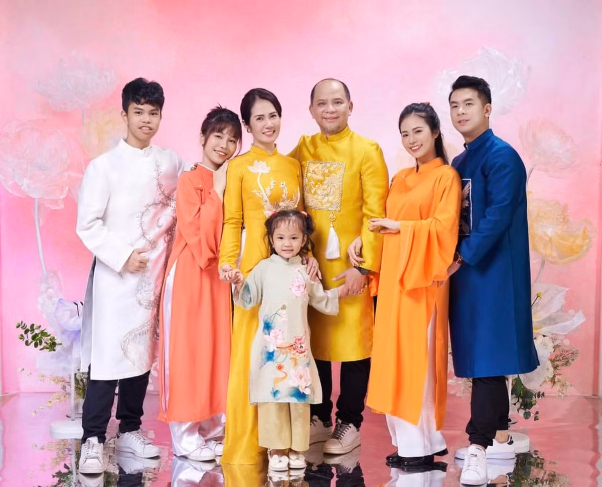 Nguyệt Hằng - Anh Tuấn tận hưởng cuộc sống viên mãn bên 4 người con - 3 gái và 1 trai. Cô con gái đầu của nữ diễn viên đã lập gia đình và sinh em bé.
