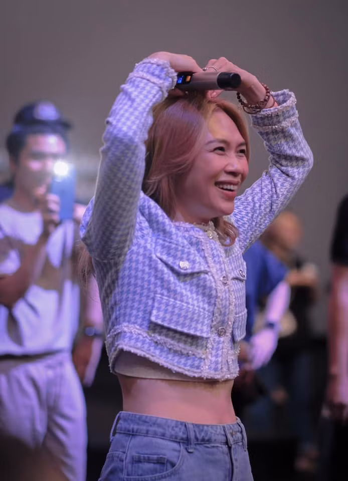 Phong cách hồn nhiên, nhí nhảnh, lúc nào cũng nghỉ mình nhỏ tuổi khiến nữ giám khảo Vietnam Idol 2023 cứ trẻ hoài, trẻ mãi!