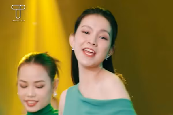 Dịp Tết vừa qua, Thùy Lâm trở lại sân khấu sau nhiều năm ngừng ca hát với màn song ca đẹp đôi bên Ngô Kiến Huy. Ảnh cắt clip Gala nhạc Việt.