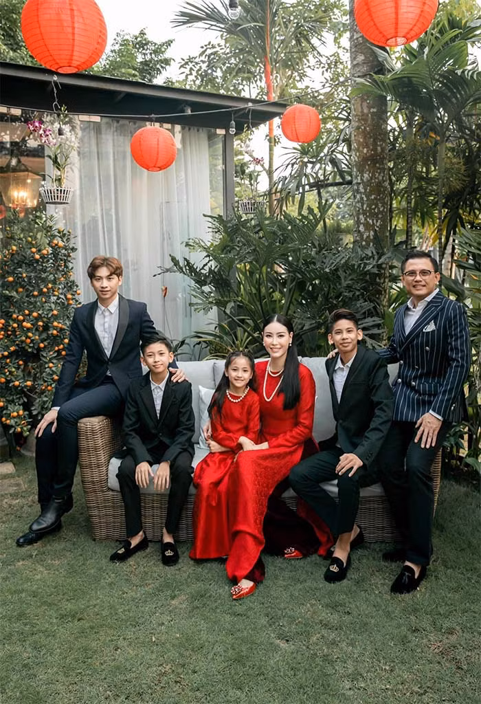 Hà Kiều Anh đang tận hưởng cuộc sống viên mãn bên chồng và 4 con.