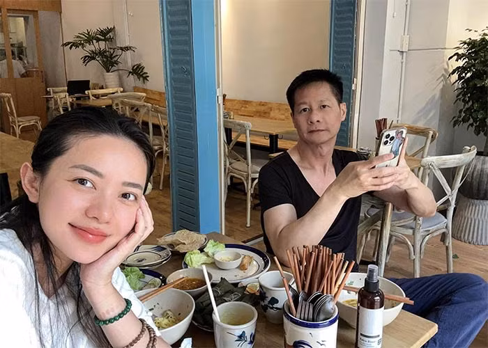 Tháng 10/2018, người mẫu tiết lộ rằng ông xã mua tặng cô 2 căn nhà ở trung tâm quận 1, TPHCM và một trong hai căn nhà đó từng được hỏi mua với giá 45 tỷ đồng nhưng cô không bán.