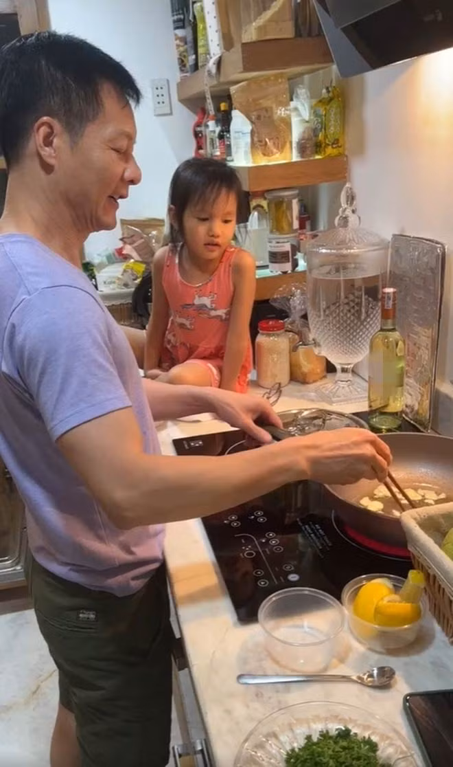 Phan Như Thảo được chồng chăm sóc kỹ lưỡng tưng ly từng tí. Biết nấu ăn, thậm chí nấu ăn ngon nên đại gia Đức An thường xuyên vào bếp làm cho vợ con những món ngon, đầy đủ dinh dưỡng.