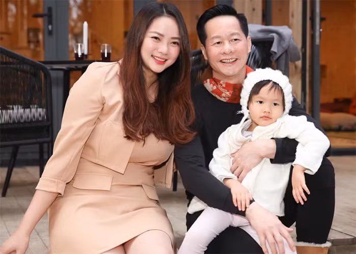 "Ở nhà, tôi chẳng phải làm gì, chỉ ngồi rồi chồng bê đồ ăn, nước uống tới tận bàn", người mẫu sinh năm 1988 chia sẻ.