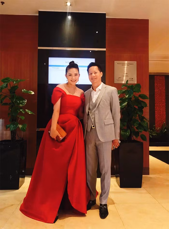 "Đồ ăn, nước để sẵn, chồng còn đút cho mình, không cho tự cầm luôn. Con sinh ra, chồng mình là người nuôi nấng, chăm sóc bé là chính. Nhiều lúc mình ngủ quên không biết gì luôn", Phan Như Thảo kể.