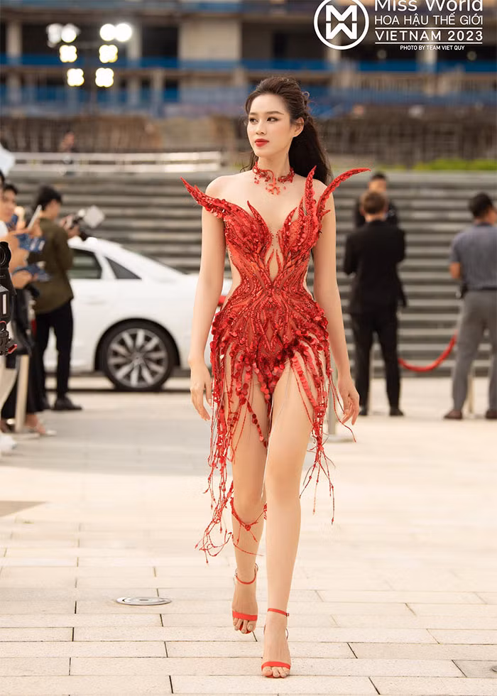 Khi làm mẫu, người đẹp 22 tuổi luôn được các nhà tạo mẫu cho mặc những trang phục để tôn đôi chân nhất có thể.
