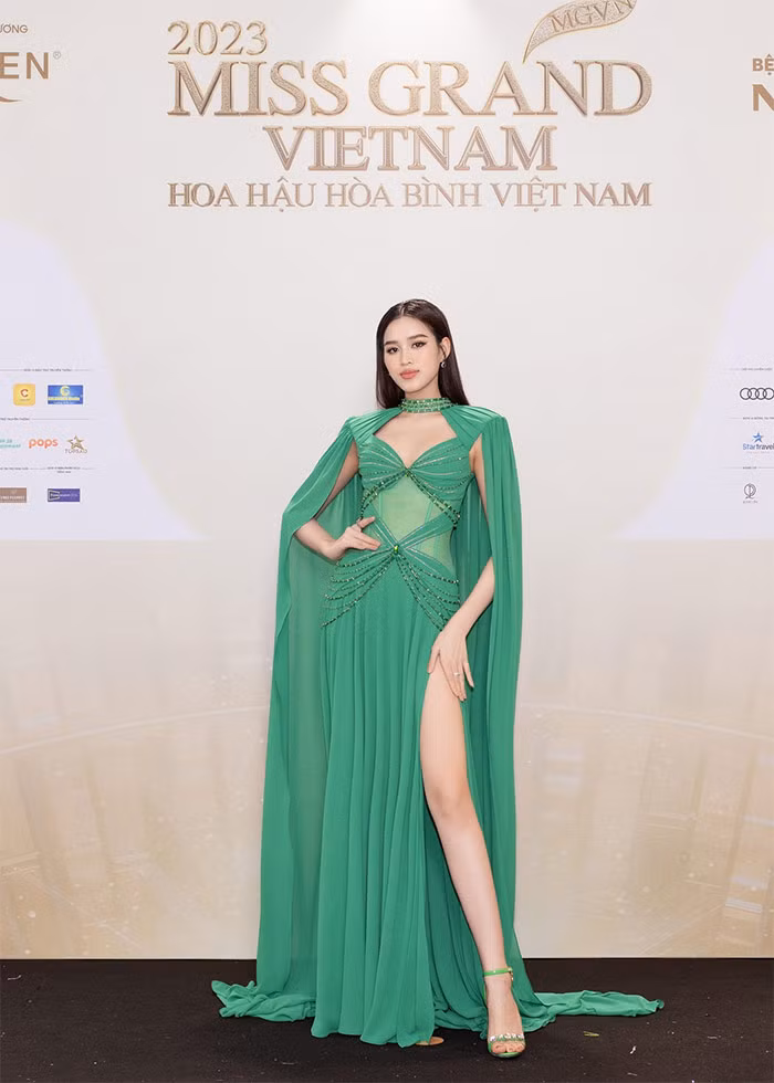 Khi đi dự sự kiện, trang phục mà Hoa hậu Đỗ Thị Hà ưa thích nhất là váy có phần xẻ đùi cao để khoe đôi chân cực phẩm.