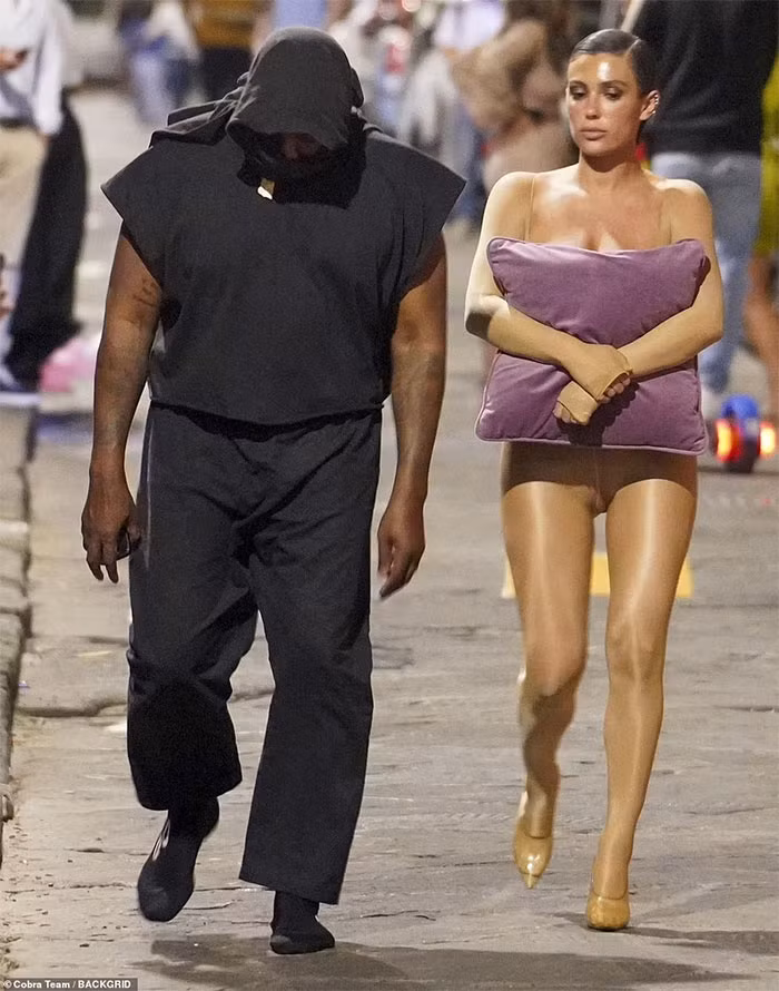Cùng chồng đi mua sắm ở Milan, Italy, vợ mới của Kanye West - Bianca Censori gây chú ý không phải bộ đồ ôm sát, khoe thân như mọi khi mà là do cô ôm theo chiếc gối màu tím nhằm che ngực. (Ảnh: Backgrid)