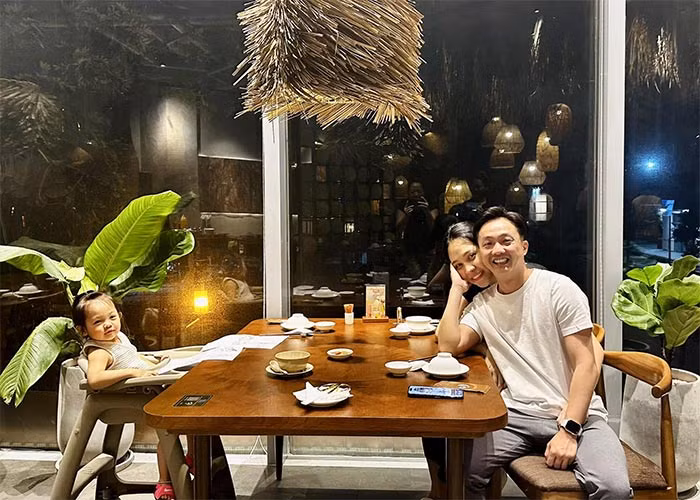 Sinh con trai hơn nửa tháng, Đàm Thu Trang đã cùng chồng con ra ngoài đi ăn.