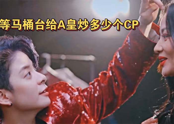 Amber vừa là phiên dịch cho Chi Pu khi giao lưu cùng các "tỷ tỷ" khác, vừa có những hành động quan tâm, chăm sóc Chi Pu rất tinh tế. Khi thấy Chi Pu diện trang phục khá cồng kềnh, Amber đã chủ động đổi số thứ tự của mình để Chi Pu thi trước. (Ảnh: xbei)