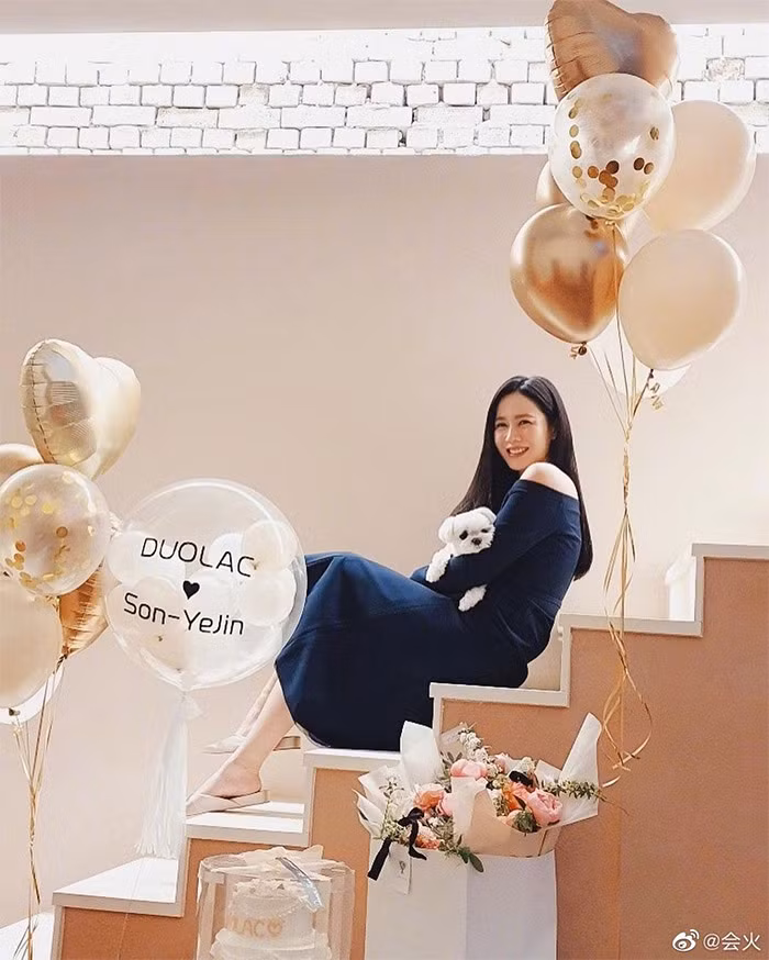 Trên trang cá nhân, Son Ye Jin vừa khoe loạt ảnh cô làm mẫu quảng cáo.