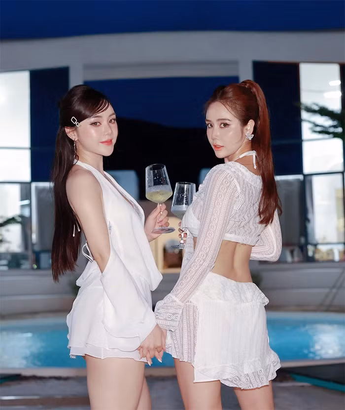 Trong phim Chúng ta của 8 năm sau, Quỳnh Kool - Huyền Lizzie vào vai Nguyệt và Dương, đôi bạn thân từ nhỏ tới lớn. Ngoài đời, hai nữ diễn viên cũng chơi khá thân với nhau.