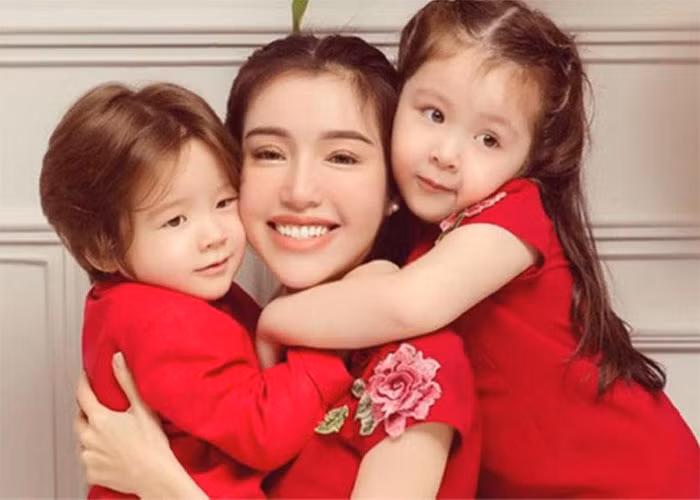 Hai con của Elly Trần mang dòng máu lai nên vẻ ngoài rất đáng yêu, xinh xắn.