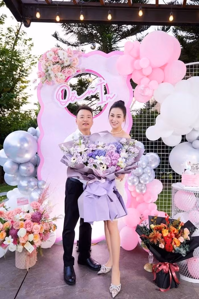 Loạt ảnh Phương Oanh khoe trên trang cá nhân dịp sinh nhật cô với sự góp mặt của bạn trai cũng để lại nhiều bình luận trái chiều. (Ảnh: FBNV)