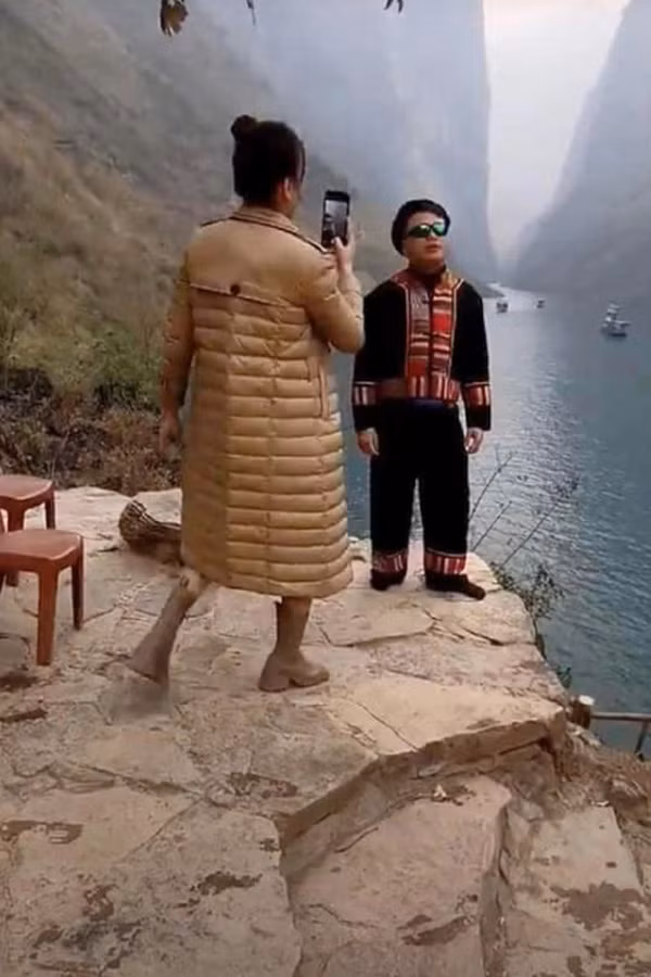 Tháng 2/2023, cặp đôi lại trở thành đề tài bàn tán trên mạng xã hội khi lộ ảnh "hậu trường" chụp ảnh cho nhau trong chuyến du lịch Hà Giang. (Ảnh: Saostar)