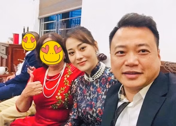 Tháng 1/2023, vào dịp Tết Nguyên đán, hình ảnh Shark Bình và Phương Oanh ăn mặc chỉn chu đi chúc Tết họ hàng nhà Phương Oanh lan truyền trên mạng. (Ảnh: congthuong.vn)