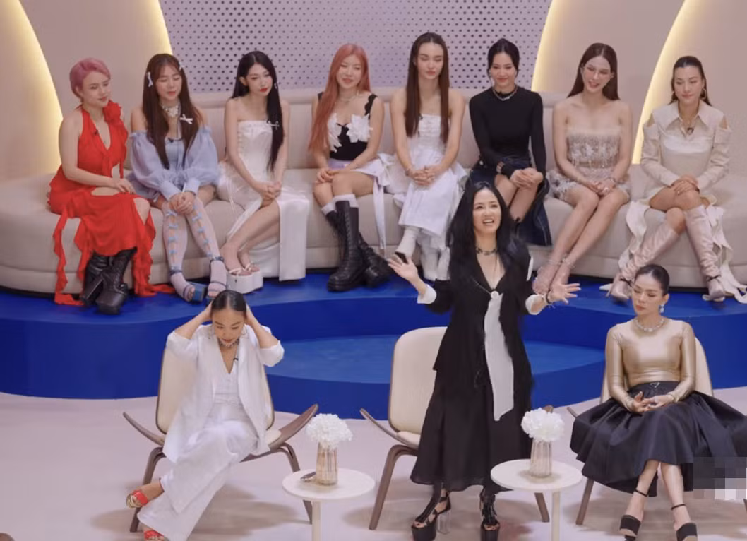 Trong tập đầu tiên mới lên sóng, nữ diva 53 tuổi gây ấn tượng với nhan sắc trẻ đẹp, quyến rũ, rạng rỡ và thần thái không thua kém dàn mỹ nhân "đàn em" trong chương trình.