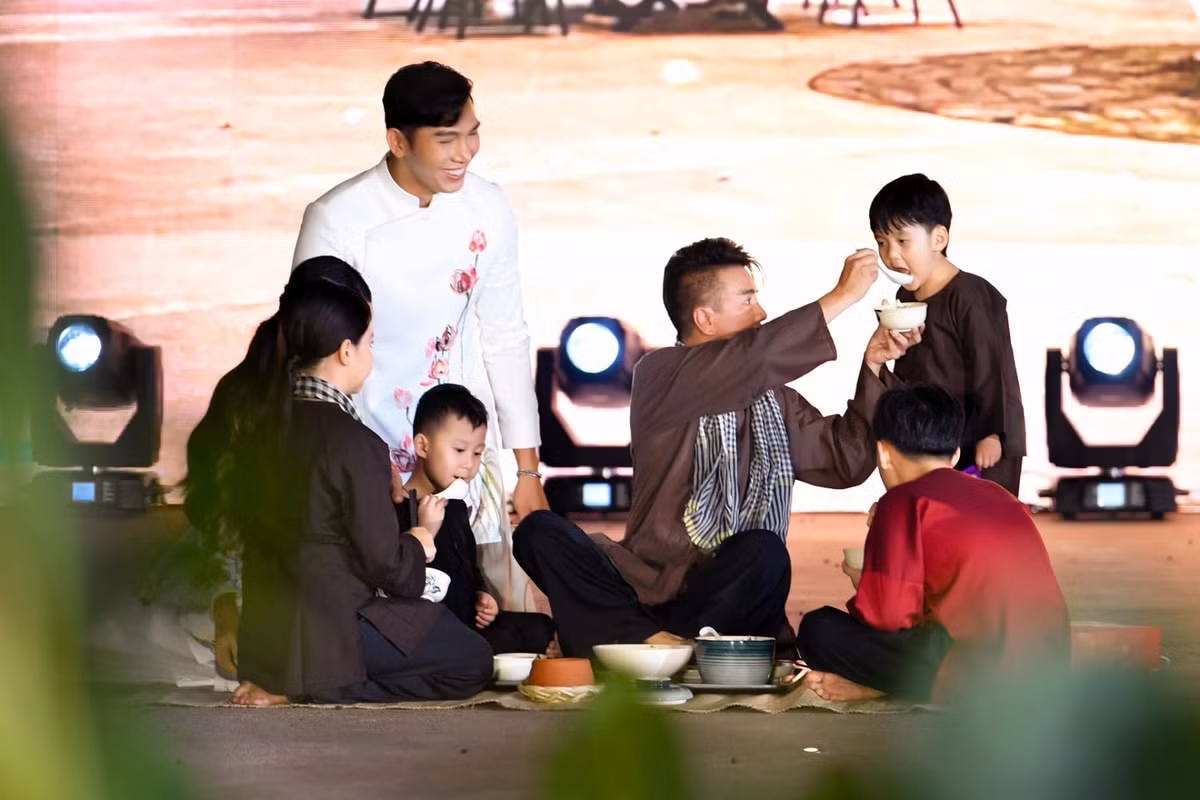 Vừa làm cha vừa học cách làm mẹ, nam ca sĩ chăm con cực khéo.