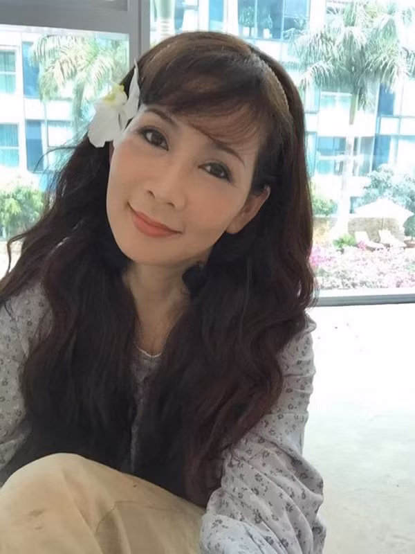 Đang ở đỉnh cao sự nghiệp với lượng người hâm mộ đông đảo, năm 1997, nữ diễn viên bất ngờ rút lui một cách bí ẩn khỏi làng giải trí sau vai diễn cuối cùng trong phim "Những nẻo đường phù sa". Một người bạn của Diễm Hương sau đó tiết lộ trên Tiền Phong rằng, sở dĩ cô giải nghệ là vì một cú sốc lớn về tình cảm. Đến năm 2000, cô kết hôn với chồng Việt kiều hơn 18 tuổi và định cư ở nước ngoài. Ảnh: Gia đình và Xã hội.