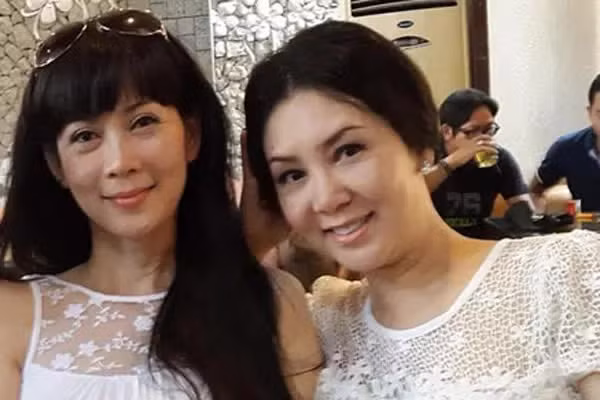 Qua những bức ảnh chụp cùng bạn bè và đồng nghiệp, nhan sắc của "Đệ nhất mỹ nhân Việt" một thời đã có dấu hiệu tuổi tác, nhưng những nét đẹp thanh tú và kiêu sa trên gương mặt vẫn còn mãi từ tuổi thanh xuân.