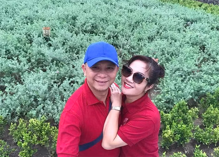 "Vui, buồn, khó khăn, tan vỡ... đủ mọi cung bậc cảm xúc ở bên nhau rồi. Và đã 27 năm vượt qua để được như bây giờ! Ai vì ai? Không tranh cãi được nữa vì sau mỗi lần như thế, lại có một thành quả ra đời, và thế thôi nhé, giờ thì chỉ mong sao cùng khoẻ mạnh...", Nguyệt Hằng chia sẻ.
