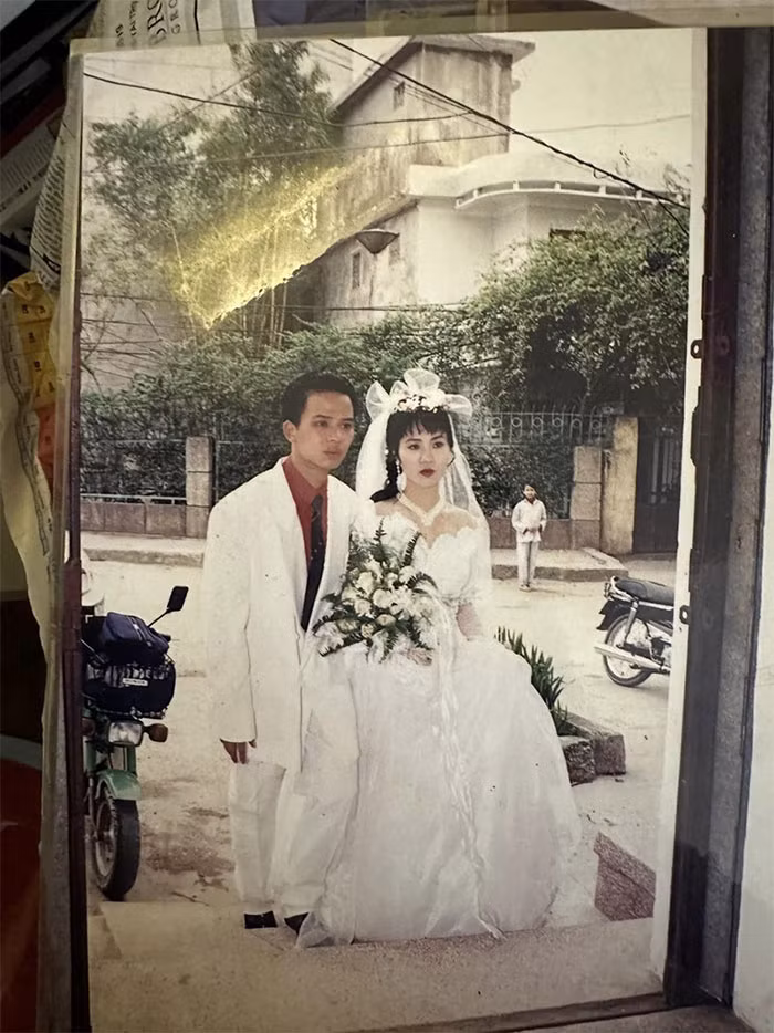Năm 1991, Nguyệt Hằng - Anh Tuấn gặp gỡ và quen nhau khi cùng là sinh viên lớp diễn viên khóa 2 tại Nhà hát Tuổi trẻ. 5 năm sau hai người tổ chức đám cưới, chính thức về chung một nhà.