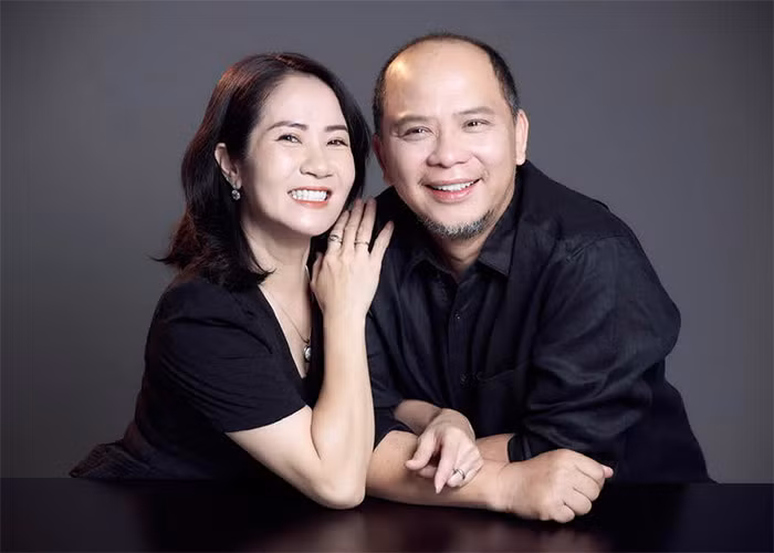 Giai đoạn khó khăn nhất, nam diễn viên từng đi làm xe ôm. Ban ngày, anh đeo khẩu trang đi chở khách để không ai nhận ra mình, tối lại tháo khẩu trang đưa vợ đi diễn, chấp nhận gác lại đam mê nghệ thuật để vợ được thỏa sức làm nghề.