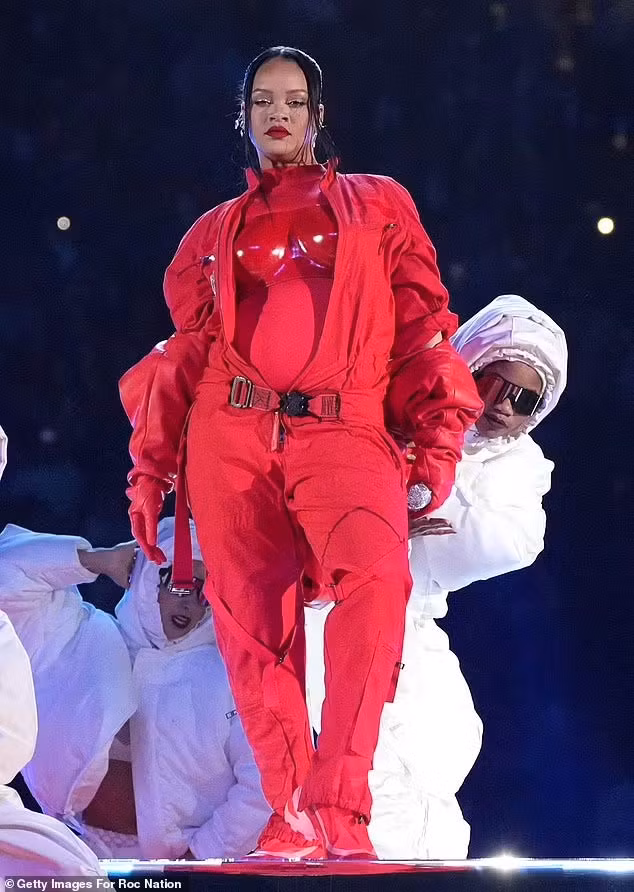 Ngày 12/2/2023, Rihanna khiến fan ngạc nhiên khi xuất hiện trên sân khấu Super Bowl 57 với bụng bầu khi vừa sinh con đầu lòng được chưa tròn năm. (Ảnh: Getty Images)