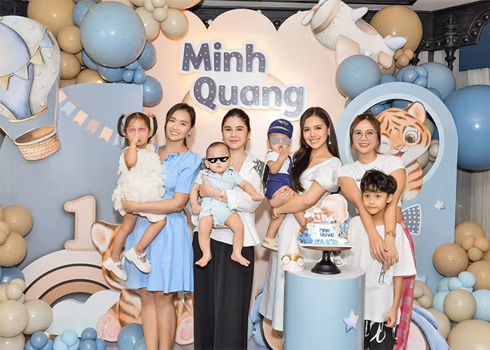 Tới dự sinh nhật 1 tuổi của con trai nữ diễn viên "Ghét thì yêu thôi" có rất nhiều bạn bè thân thiết trong giới của cô như nữ diễn viên Lã Thanh Huyền, Thu Hoài, Huyền Lizzie.