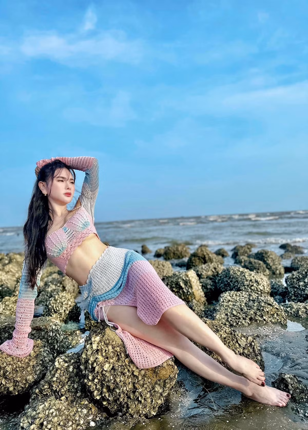 Bộ ảnh thả dáng gợi cảm bên bờ biển của bà mẹ hai con do chính tay ông xã kém 10 tuổi - Kin Nguyễn chụp.
