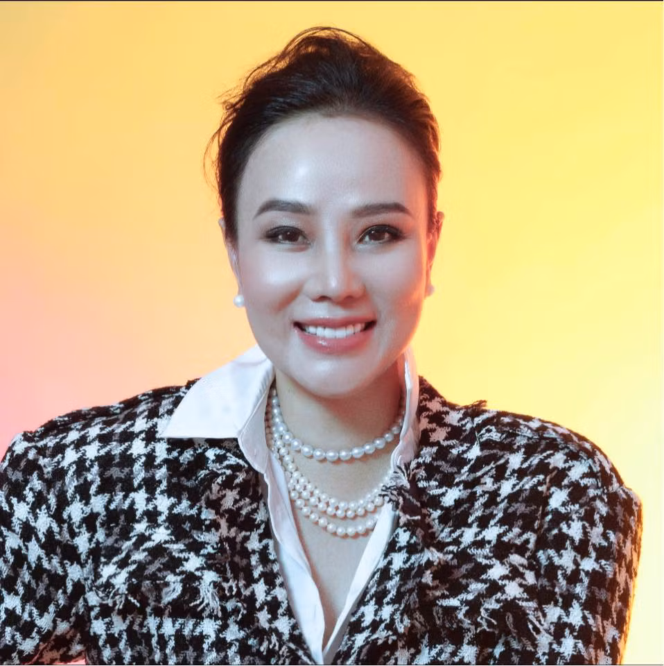 Dương Yến Ngọc còn từng trải qua mối tình chưa đầy một năm với bạn trai kém cô 12 tuổi và cũng kết thúc trong ồn ào khi hai bên liên tục đấu tố nhau. Phía cựu siêu mẫu sau đó xin lỗi vì dựng chuyện. Cô phân trần vì trầm cảm nên tìm mọi cách để vòi vĩnh, chỉ trích, khiến bạn trai cũ cảm thấy sợ hãi mà chấp nhận chia tay.