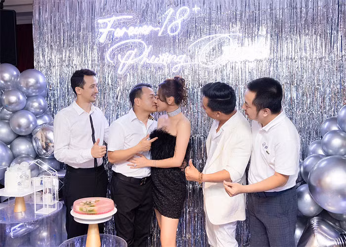 Shark Bình liên tục trao nụ hôn cho vợ mới cưới trong tiệc sinh nhật.