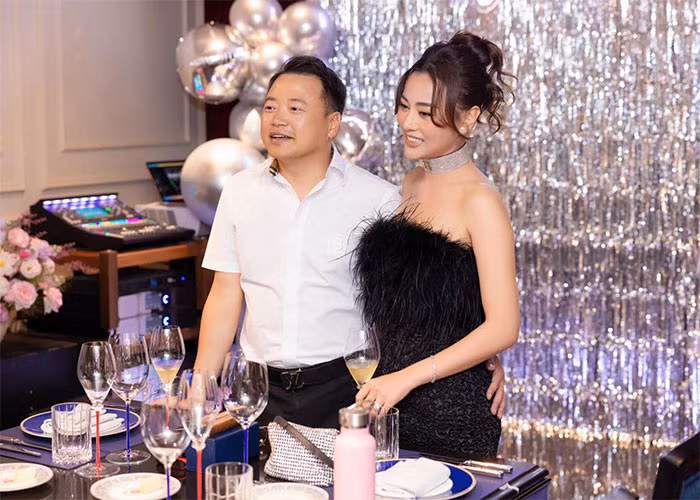 Trên trang cá nhân của cả hai vợ chồng Phương Oanh - Shark Bình đều đăng loạt ảnh tiệc tổ chức sinh nhật của nữ diễn viên.