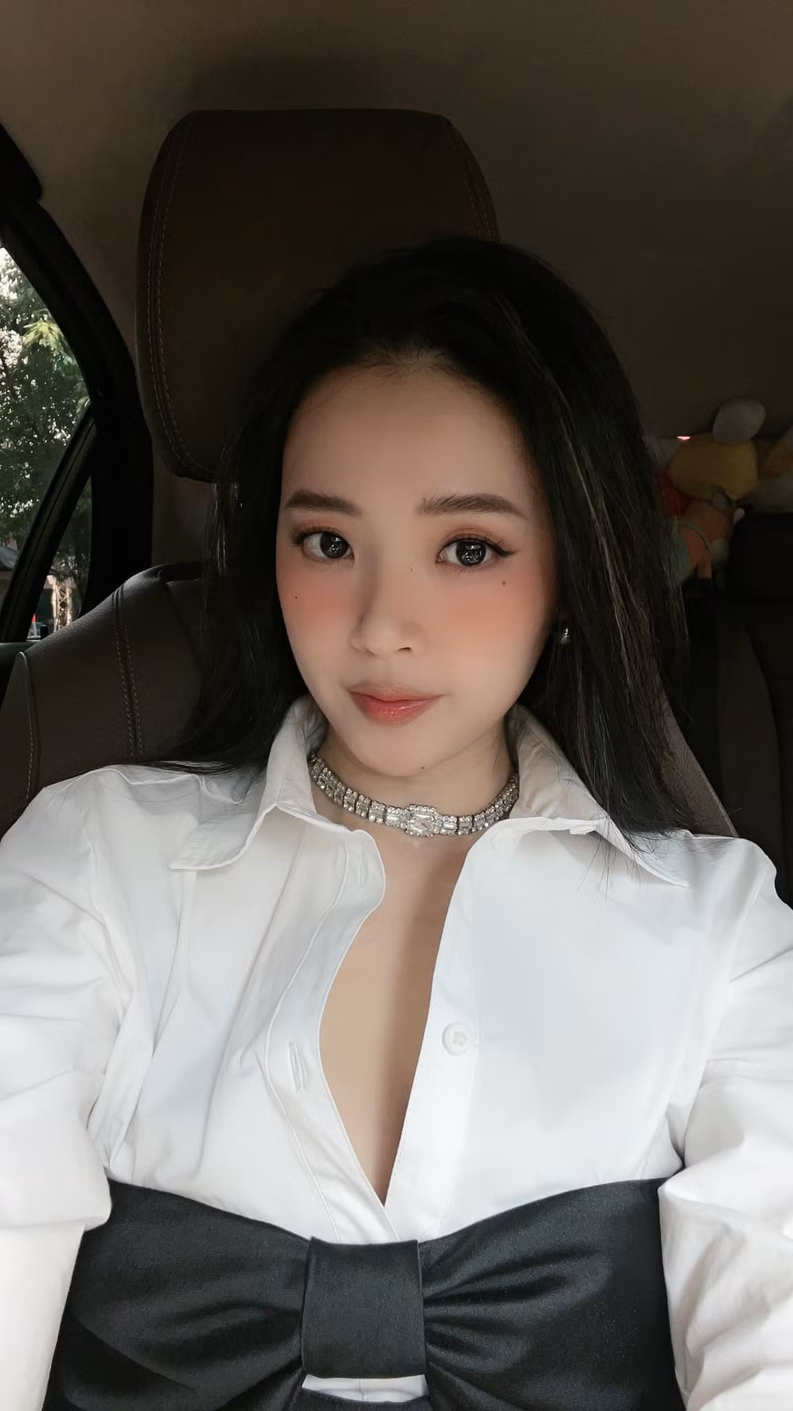 Người đẹp 34 tuổi không ít lần diện mốt bung cúc áo.