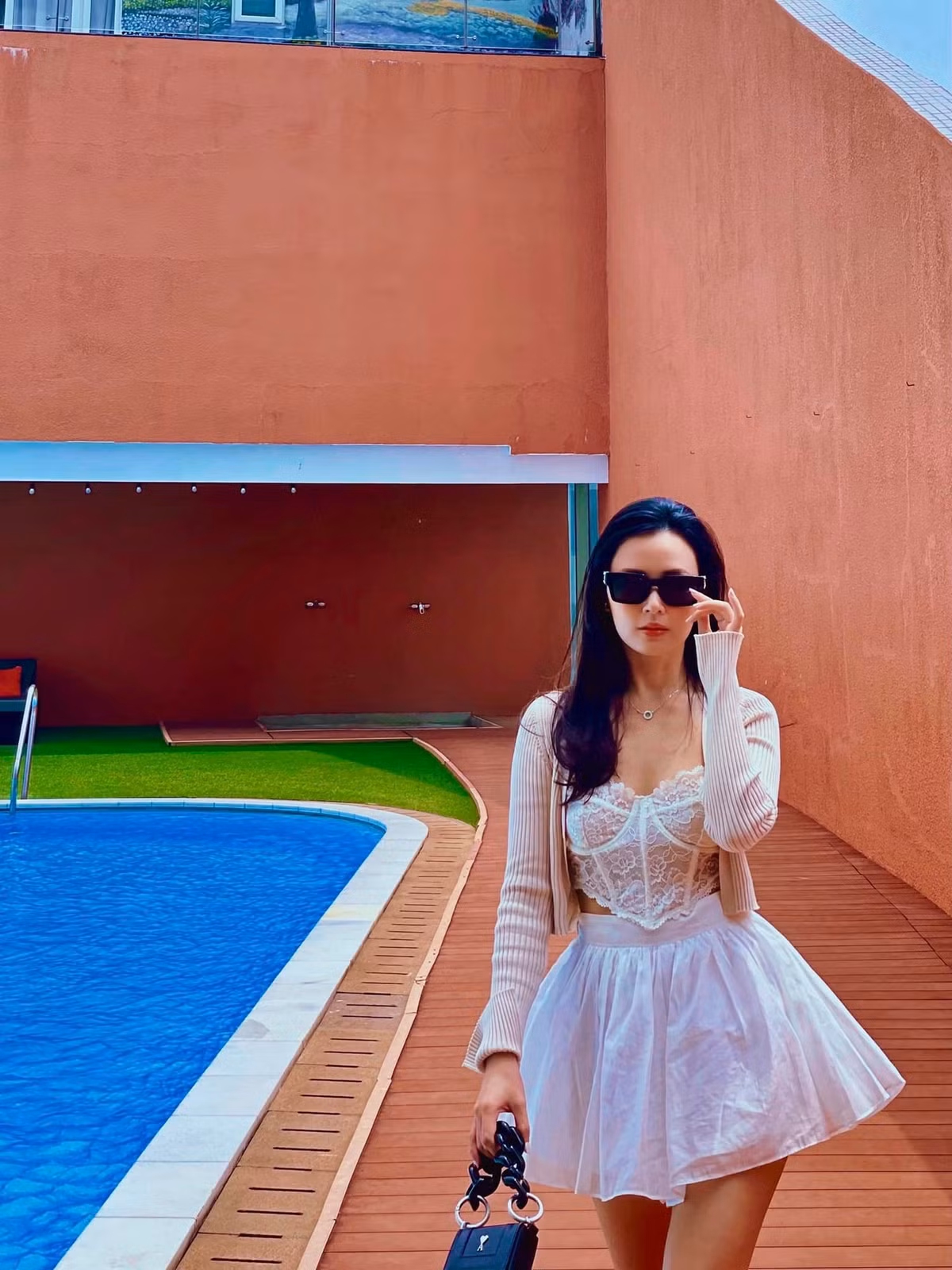 Midu còn chuộng áo ngực ren trễ nải tôn vòng một.