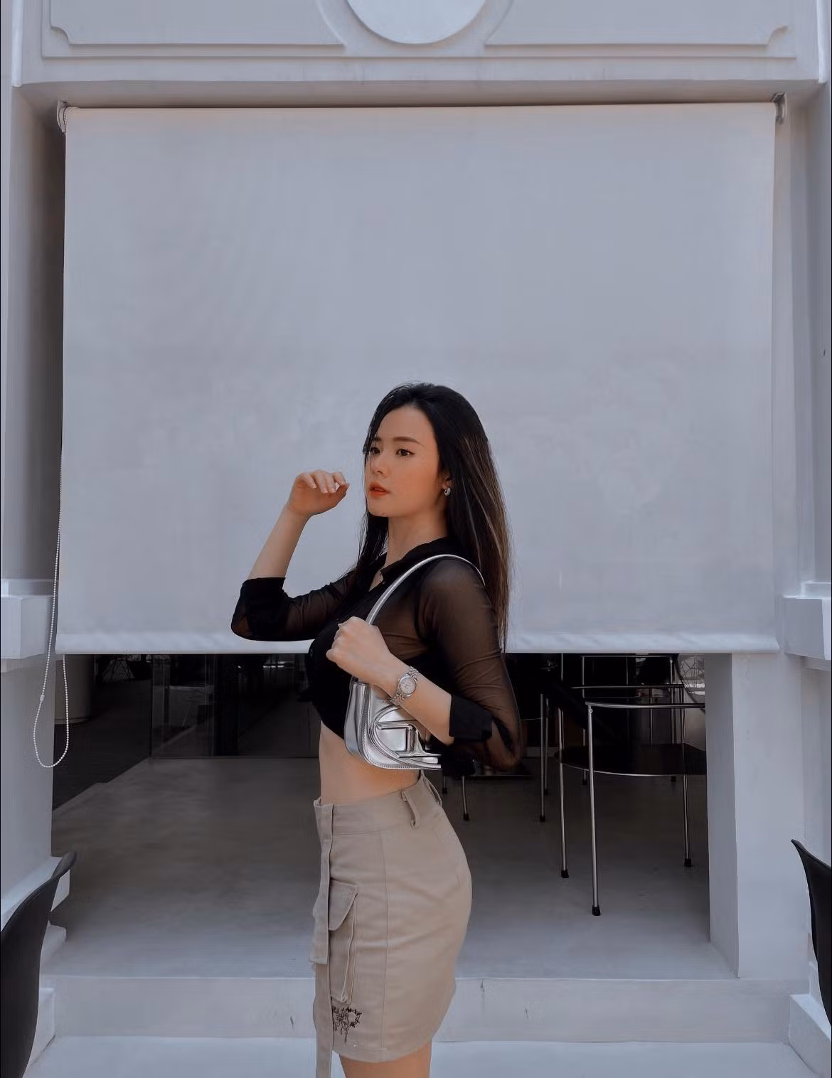 Chiếc áo vừa đến chân ngực kết hợp với váy ngắn giúp Midu khoe trọn eo thon gợi cảm "hết nước chấm".