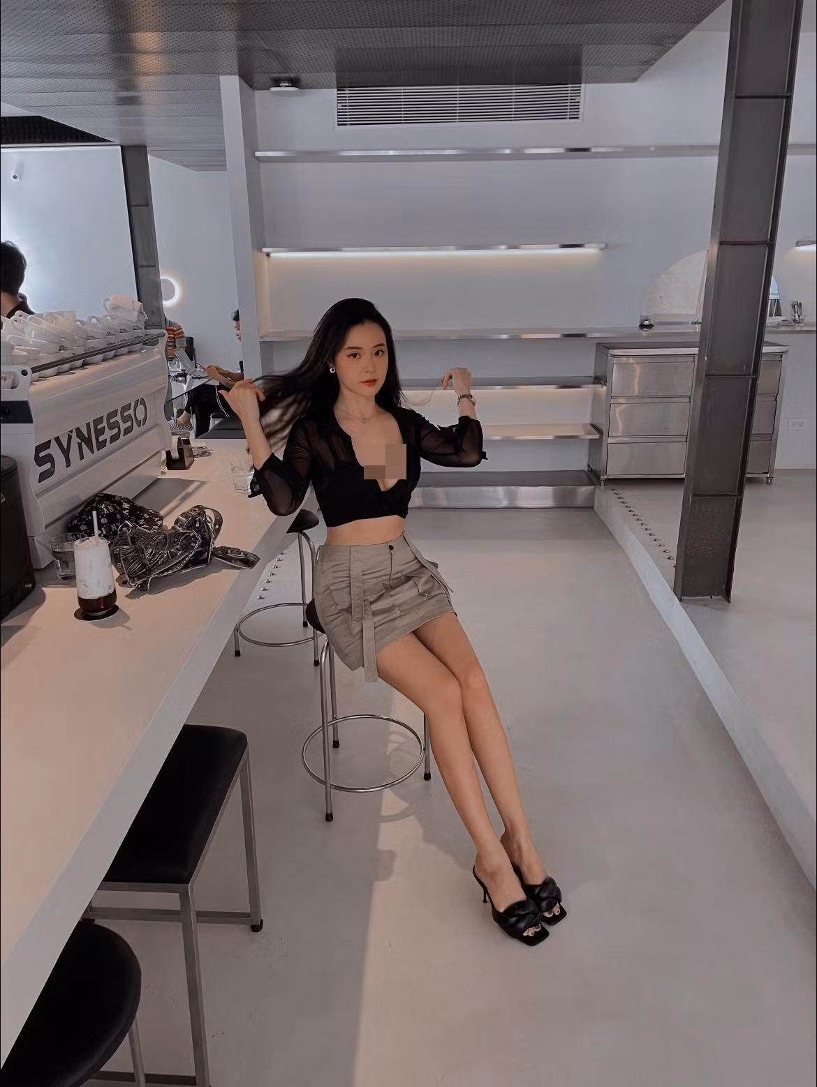 Nữ diễn viên "Khi ta hai lăm" diện áo sơ mi lưới bung cúc, để lộ nội y cùng gần trọn vòng một đầy đặn.