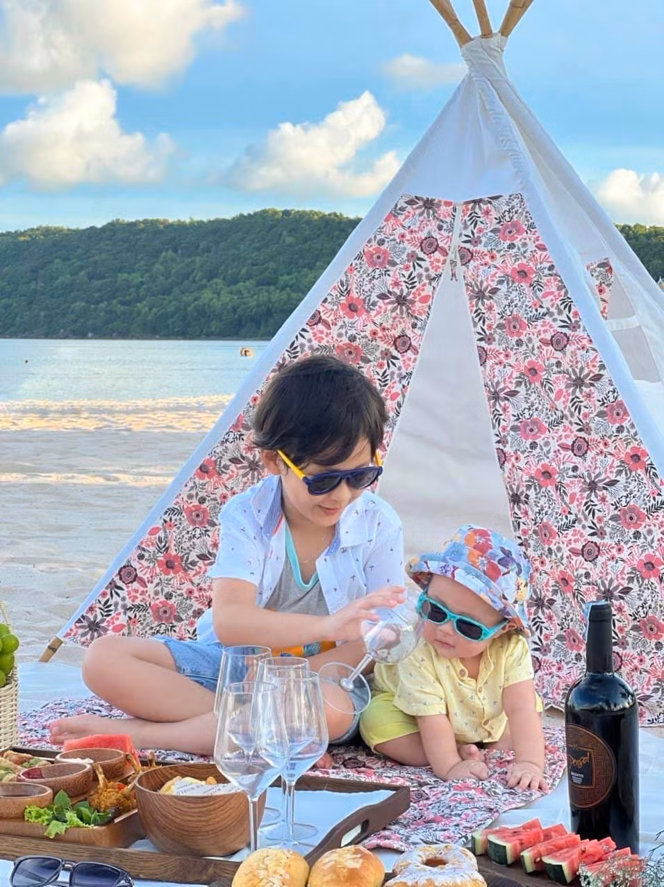 Hai người con, một riêng và một chung của bà xã hơn tuổi với Quý Bình vô cùng đáng yêu. Doanh nhân Ngọc Tiền cũng nhận được nhiều lời khen cho nhan sắc ngày càng trẻ trung ở tuổi U50.