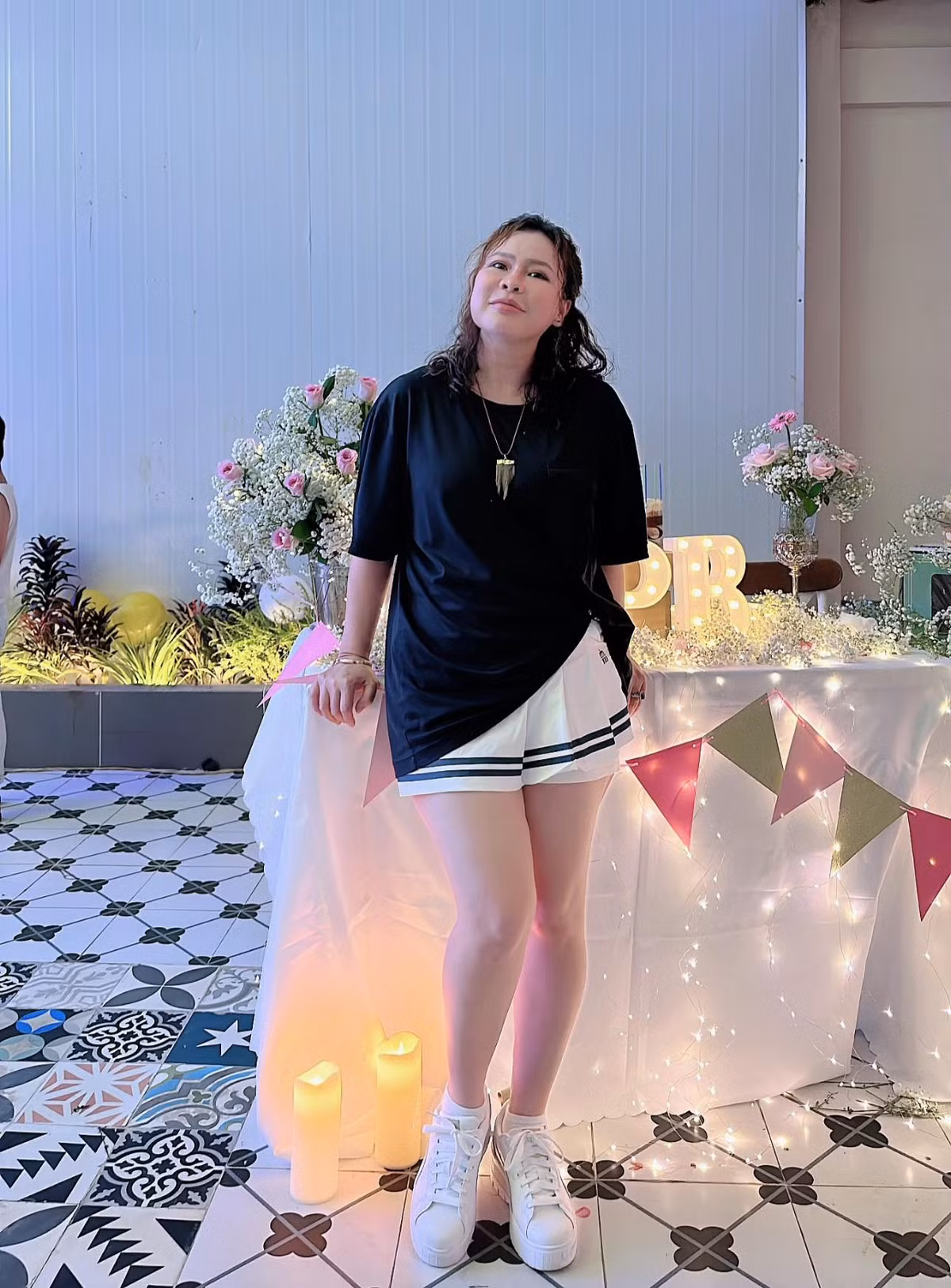 Nữ doanh nhân còn dí dỏm viết: "Bán buôn ví von như làm dâu trăm họ… Nhà có hẳn 2 nàng dâu trong tương lai! Ý em hôm nay khoe hình 2 quý tử, còn con gái rượu chọn hình mãi lâu quá đăng sau vậy". Dưới phần chia sẻ của vợ, diễn viên Quý Bình cũng gửi lời chúc tới bà xã nhân ngày Doanh nhân Việt Nam 13/10.