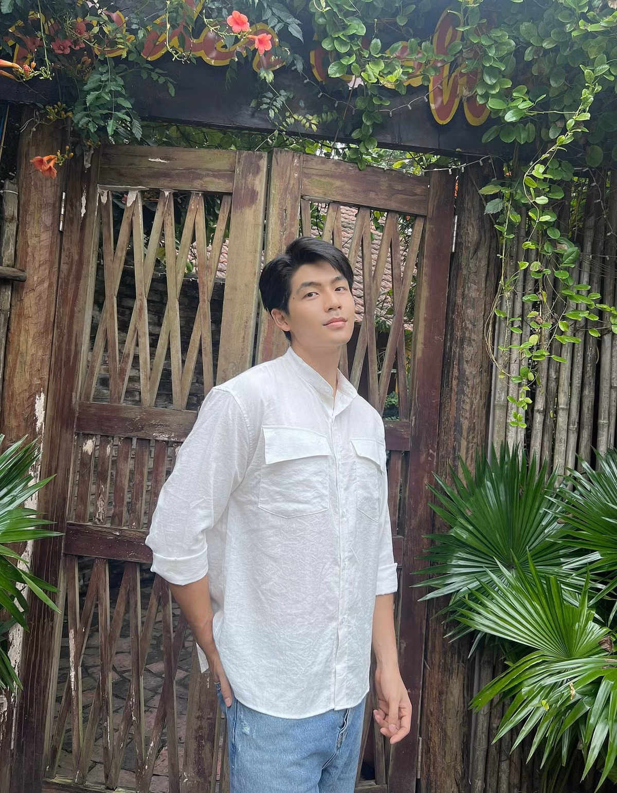 Ngoài đời, Quốc Anh từ lâu đã là mỹ nam được đông đảo bạn trẻ yêu mến nhờ tài năng cùng vẻ ngoài điển trai.