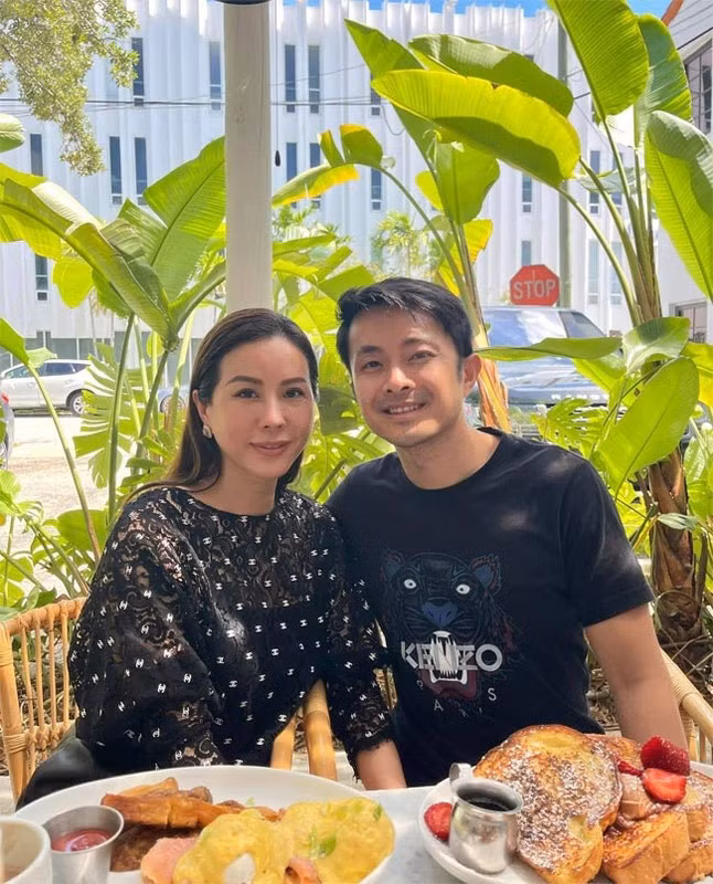 Mặc dù đã kết hôn và công khai mối quan hệ nhưng theo chia sẻ của Thu Hoài, bố mẹ chồng cô vẫn chưa đồng ý cuộc hôn nhân của hai người.
