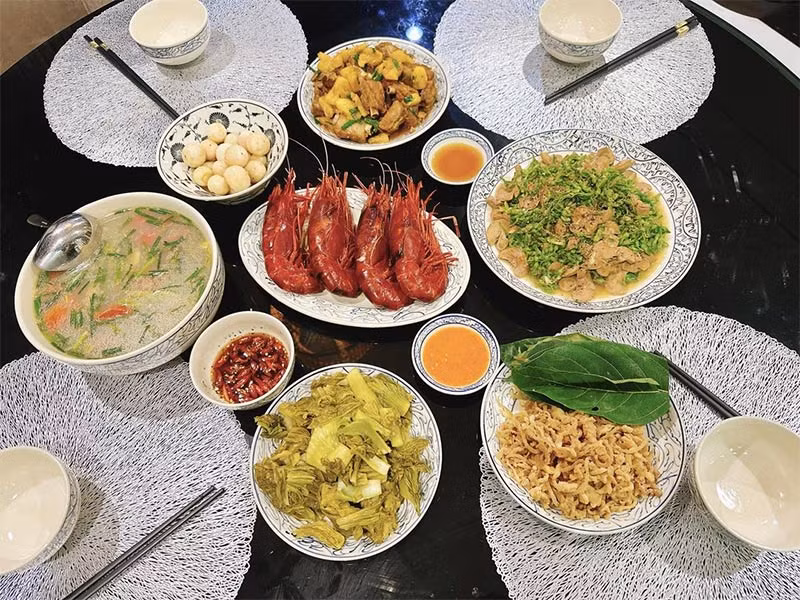 Trên trang cá nhân mới đây, Shark Bình khoe mâm cơm do vợ nấu rất thịnh soạn với nhiều món ăn chế biến đẹp mắt và chú thích: "Đang cảm thấy tràn đầy sinh lực cùng với Đỗ Phương Oanh".
