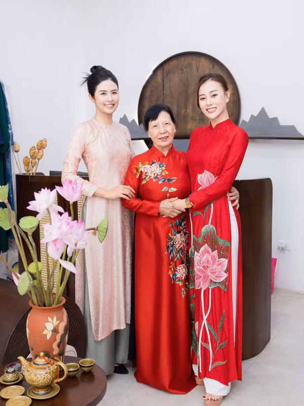 Không những chồng mà mẹ chồng của Phương Oanh - bà Hòa, cũng hết lời khen tài nấu ăn của con dâu. Trong lần đi thử áo dài ăn hỏi, bà nói: "Trước bác mặc áo dài cũng đẹp lắm, mà tại cái Oanh nó toàn nấu, gửi đồ ăn sang cho bác, mà nó nấu ngon quá, nên giờ bác hơi phì ra một tý...". (Ảnh: Vietnamnet)