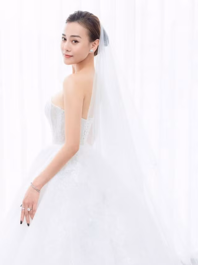 Mới đây, nữ diễn viên "Hương vị tình thân" cũng khoe vài bức ảnh cô đi thử váy cưới, chuẩn bị cho ngày trọng đại. (Ảnh: FBNV)